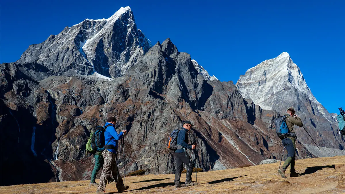 chola pass trek lobuche