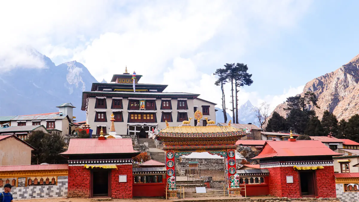 chola pass trek tengboche monastry